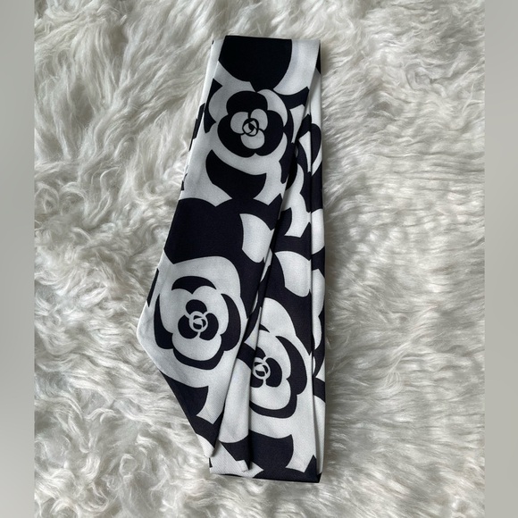 Accessories - Black and White Floral Twilly